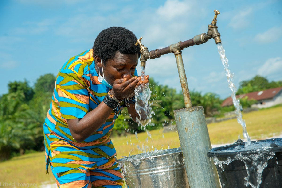 Accès à l'eau — photographie illustrative Adebayo Alabi, Unsplash